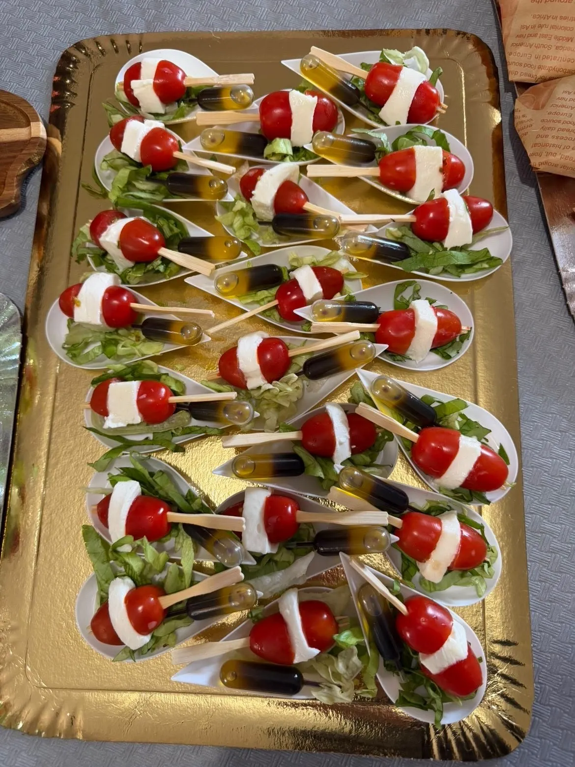 Plateau de bouchées tomate cerise et mozzarella sur lit de salade