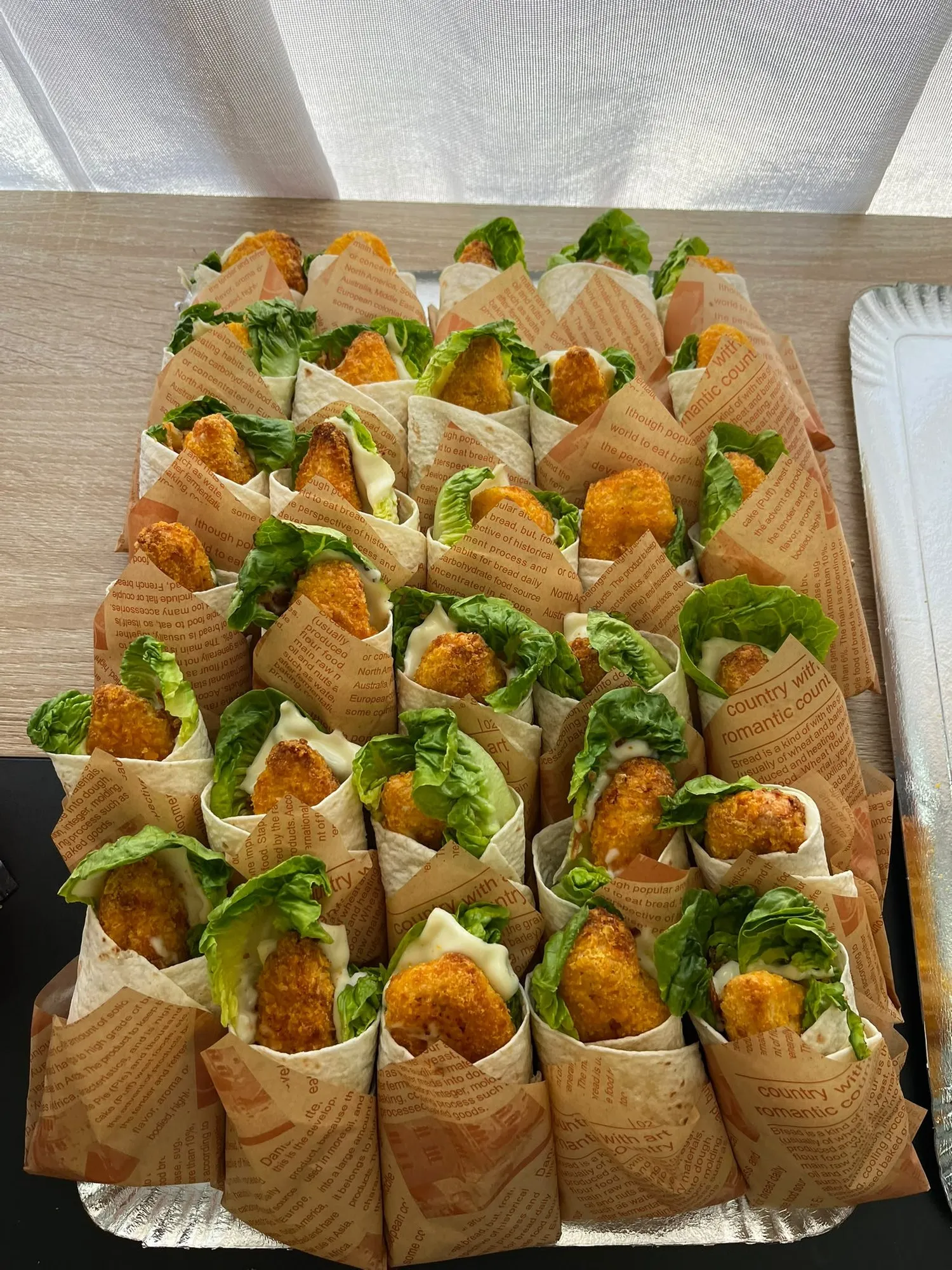 Plateau de wraps au poulet croustillant et salade, emballés en cornets
