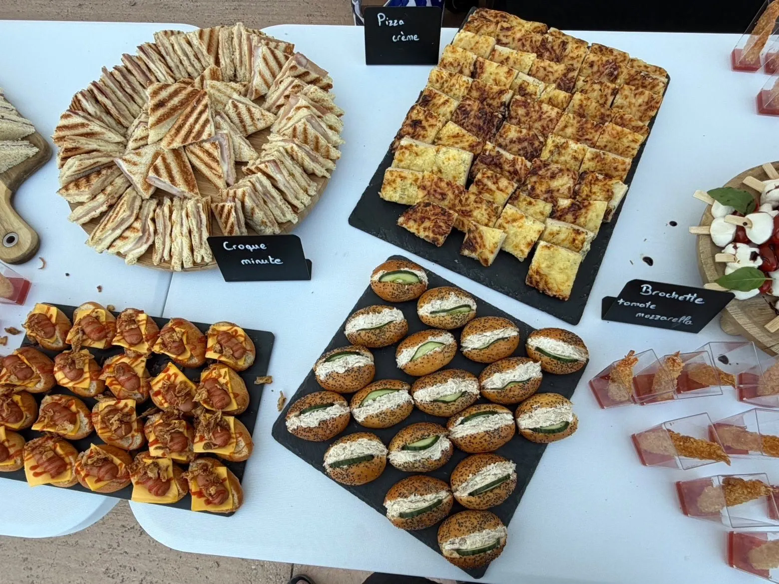 Vue d'ensemble d'un buffet : croque minute, pizza crème, mini-bagels et brochettes